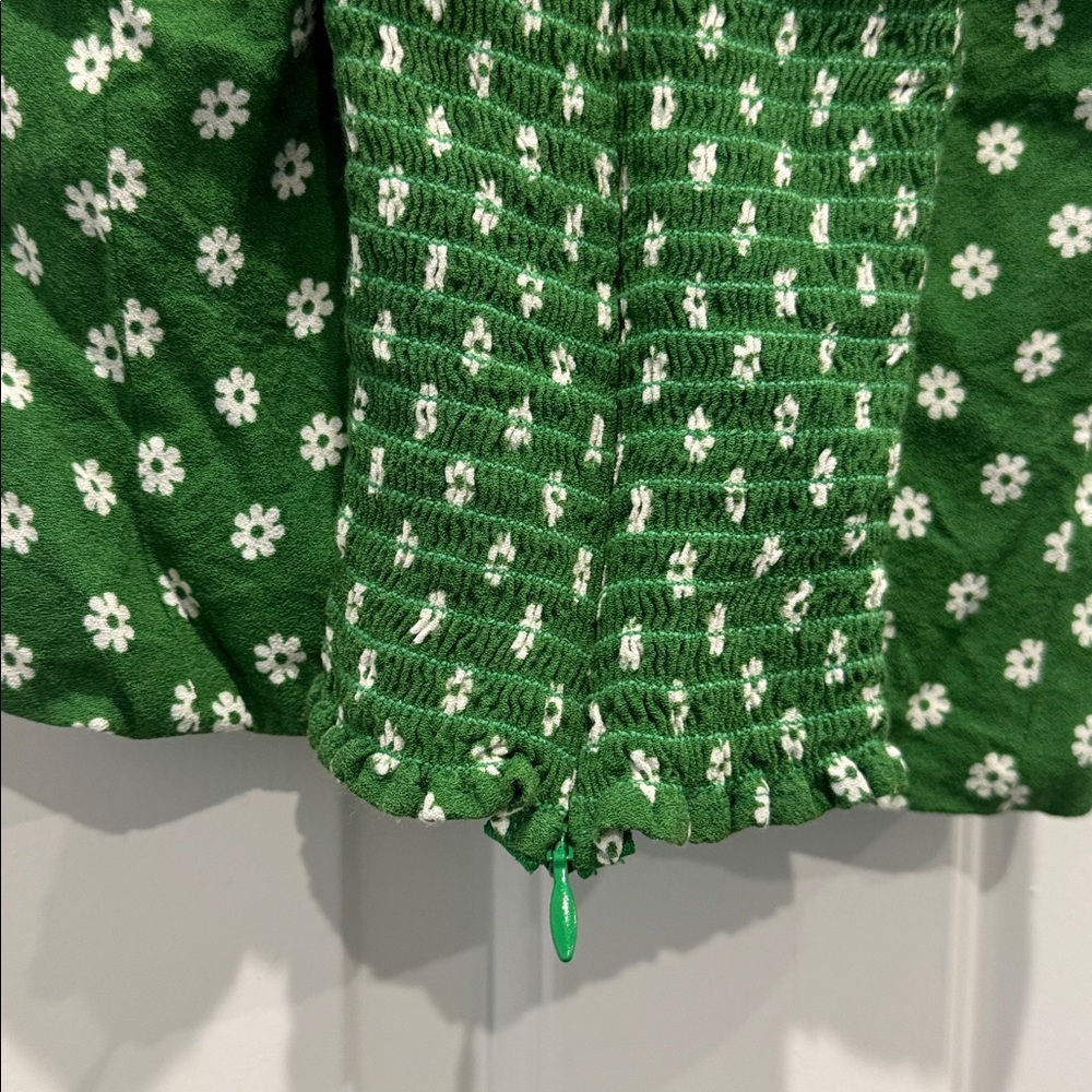 Reformation Meyer Top Hannah print, green and white daisy floral pattern size 2 - Picture 8 of 8
